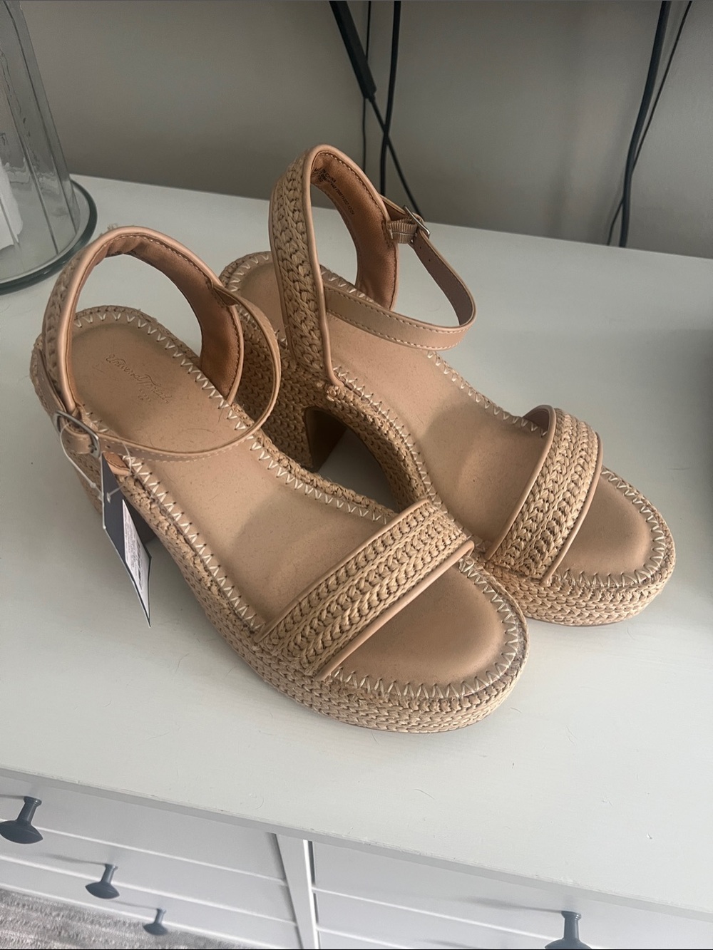 Universal Thread platform sandal